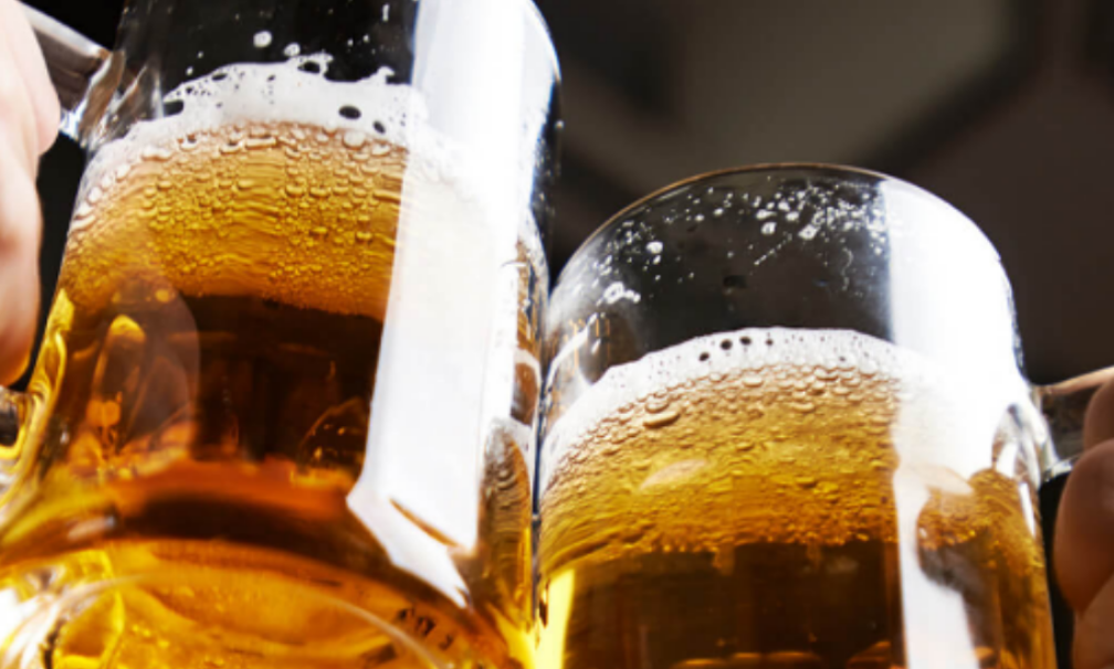 Brindis con cerveza Lester